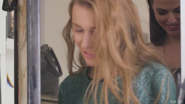 Превью Телки на диване устроили парню порнуху
№ 23105