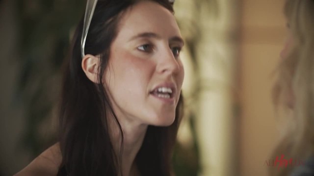 Превью Две лесбиянки в спальне в позе 69 испытывают оргазм № 44127