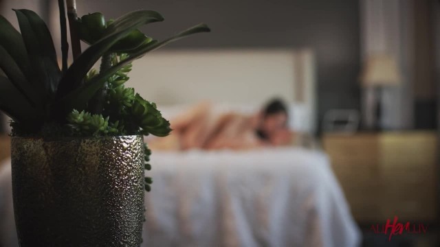 Превью Две лесбиянки в спальне в позе 69 испытывают оргазм № 44127