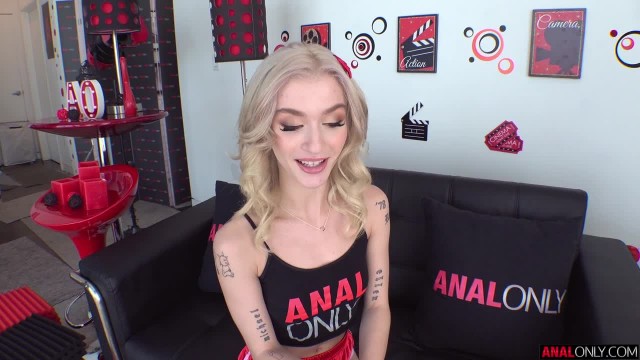 Превью Белобрысая подруга задрала ноги вверх для анала № 44135