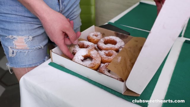 Превью Шатенка после пончиков приласкала лысого парня № 44166