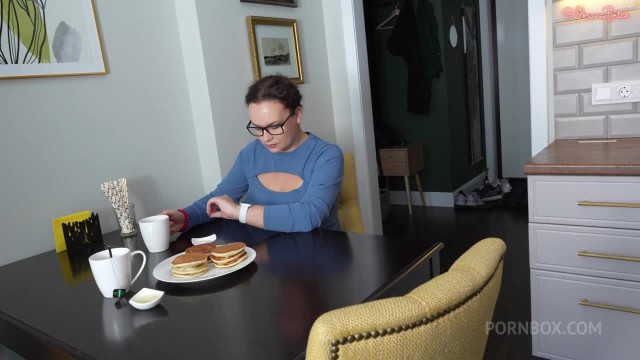 Превью Семейная парочка и их похотливая горничная № 47376